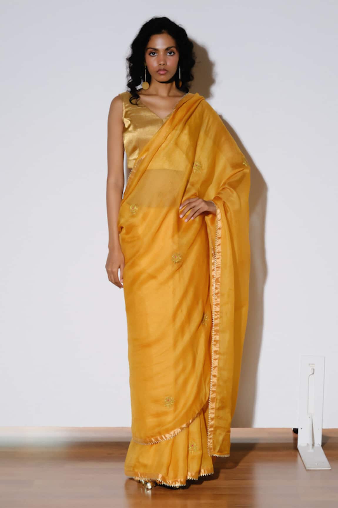 Kharakapas Roshini Embroidered Saree With Unstitched Blouse Piece  