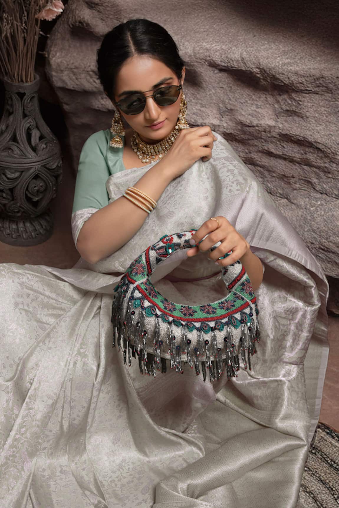 Versuhz Midnight Cascade
Midnight Cascade Beaded Floral Fringe Bag