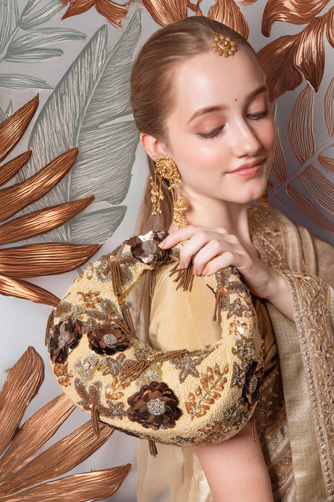 Versuhz Noir Fleur Luxe Luxe Fleur Hand-Beaded 3D Floral Arc Handbag