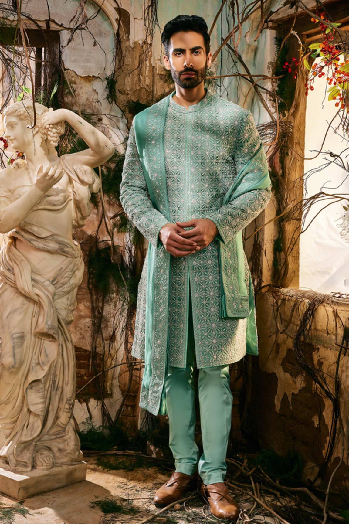 Varun Chakkilam Hatchedline Embroidered Sherwani Set With Stole 