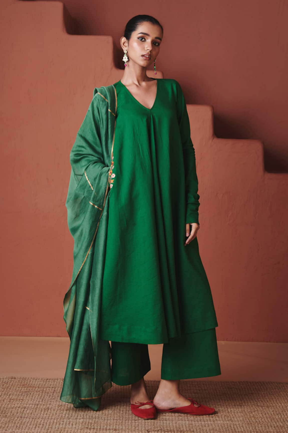 Saphed Paan Cotton Linen Embroidered Pocket Kurta Set