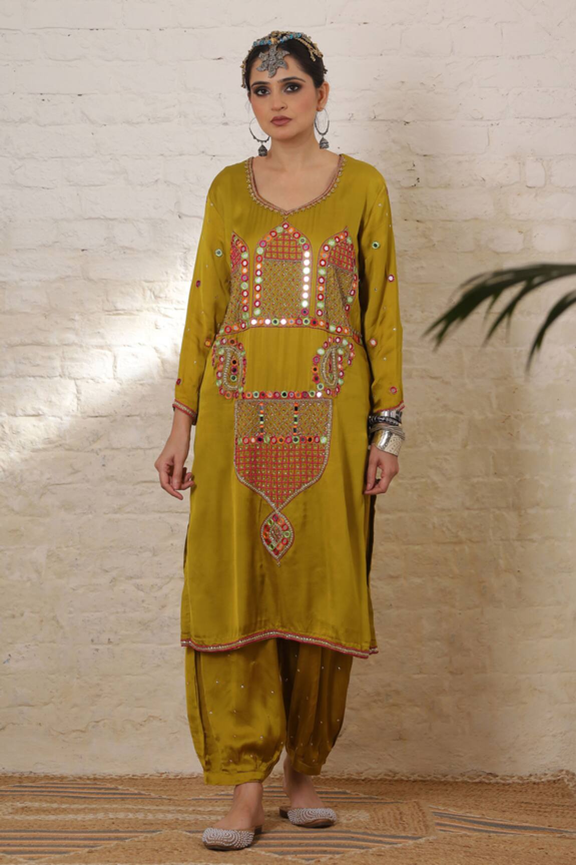 Sheeshakari Minar Motif Hand Embroidered Kurta Salwar Set 