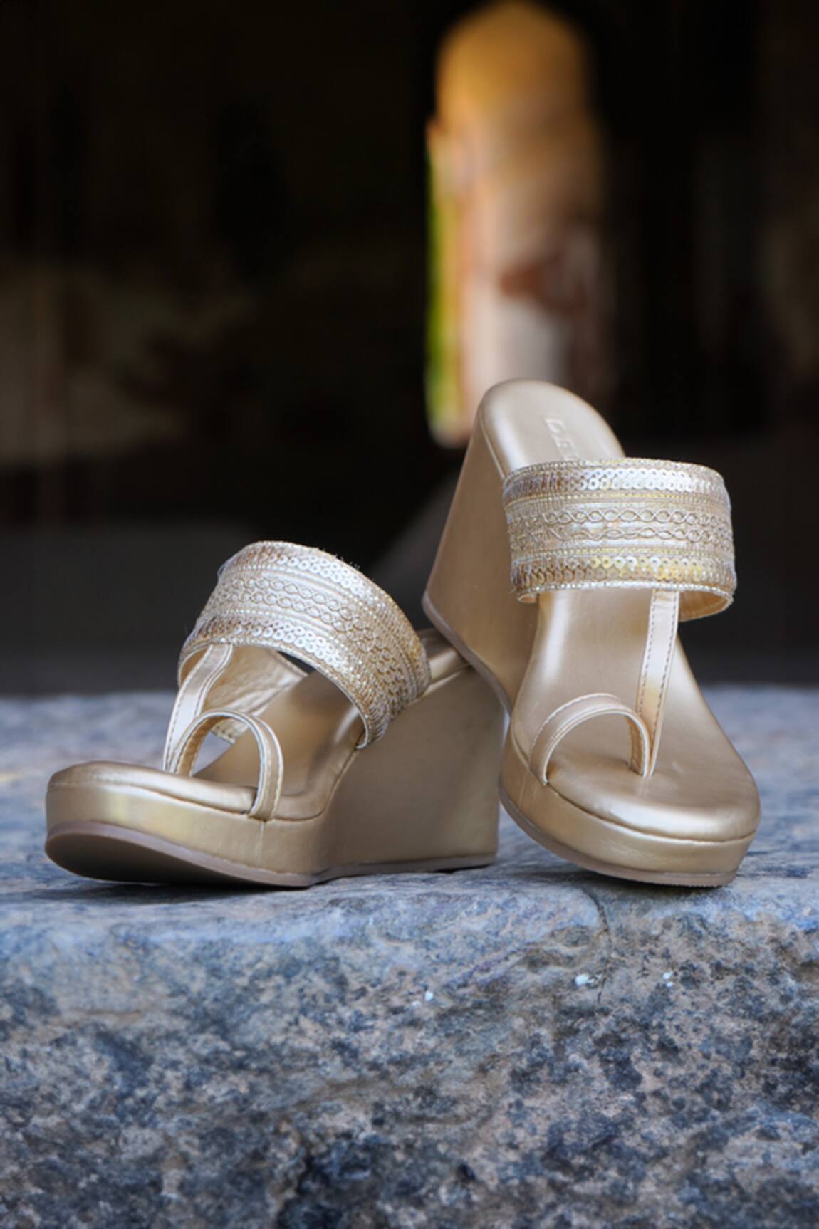 Devano Azrah Gold Zari Kolhapuri Wedges
