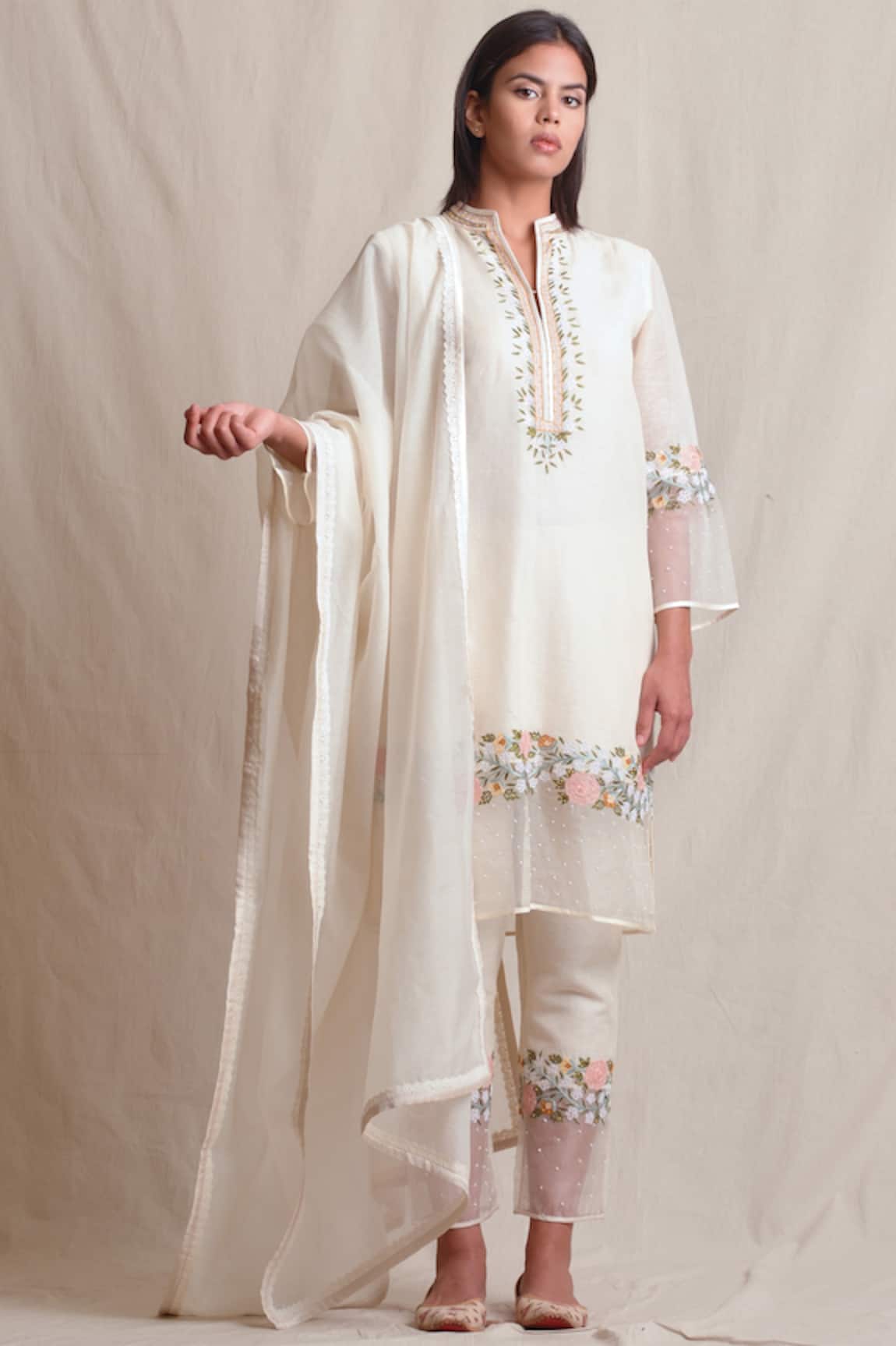 Sue Mue Linen Embroidered Kurta Set