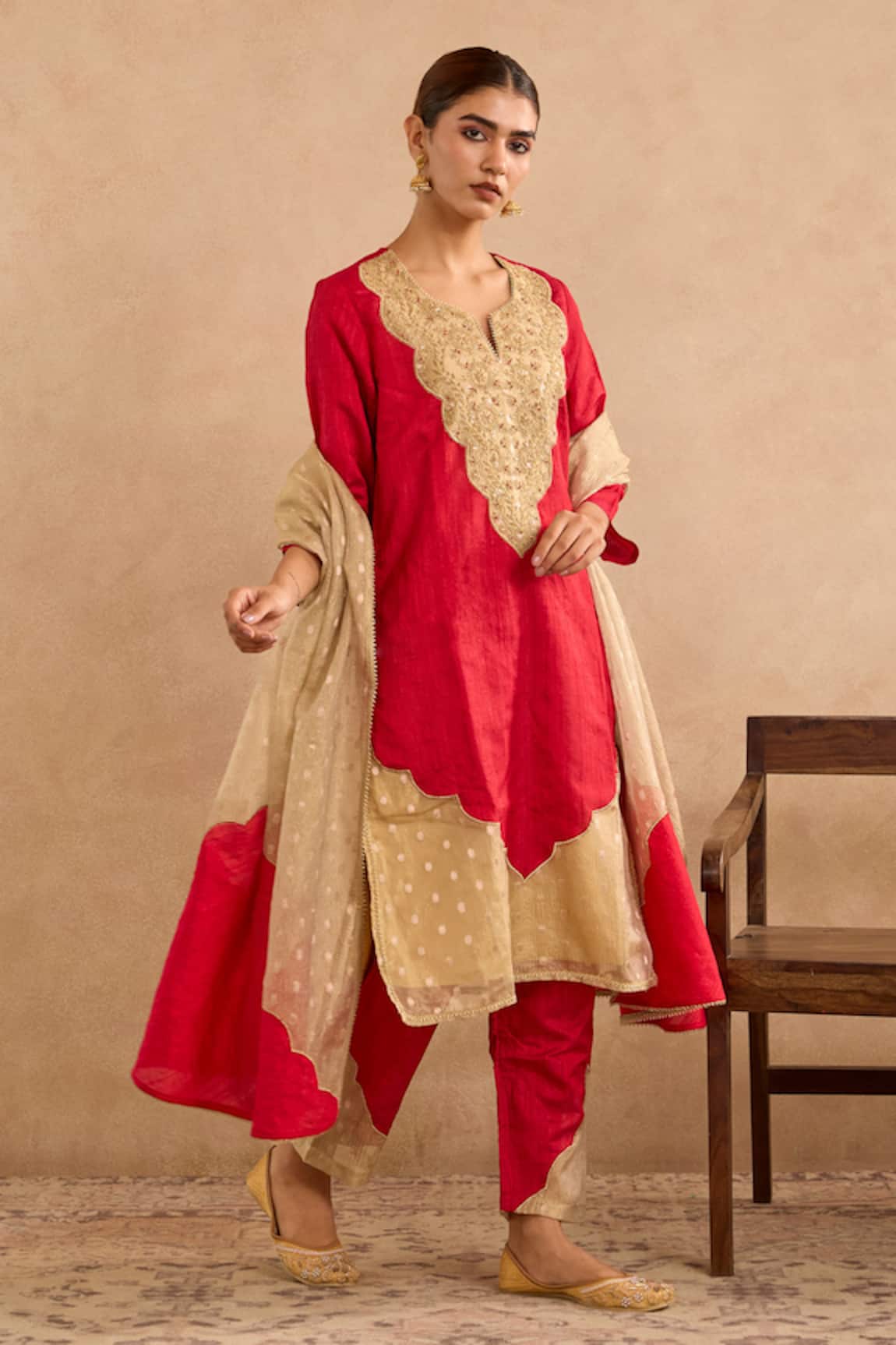 Nero India Dori Yoke Embroidered Scallop Kurta & Pant Set
