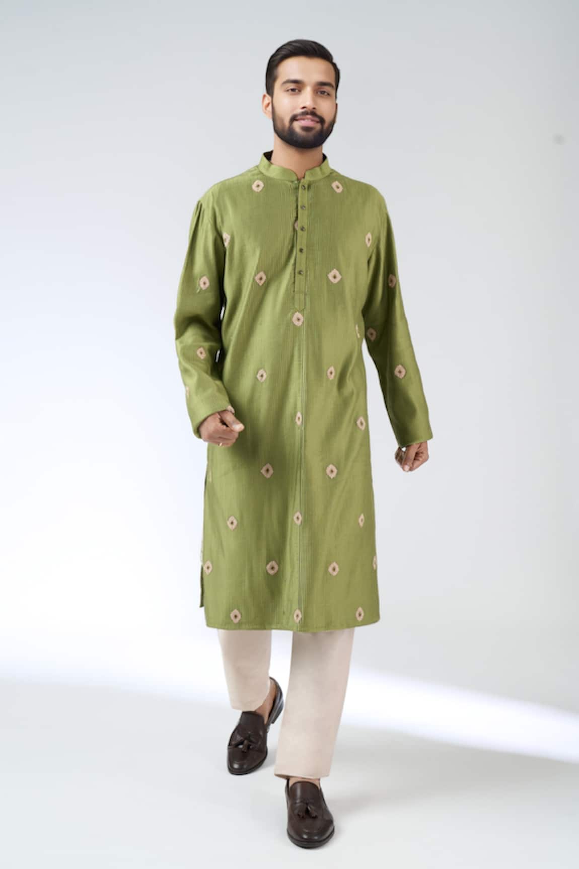 Aariyana Couture Geometric Embroidered Kurta Set 