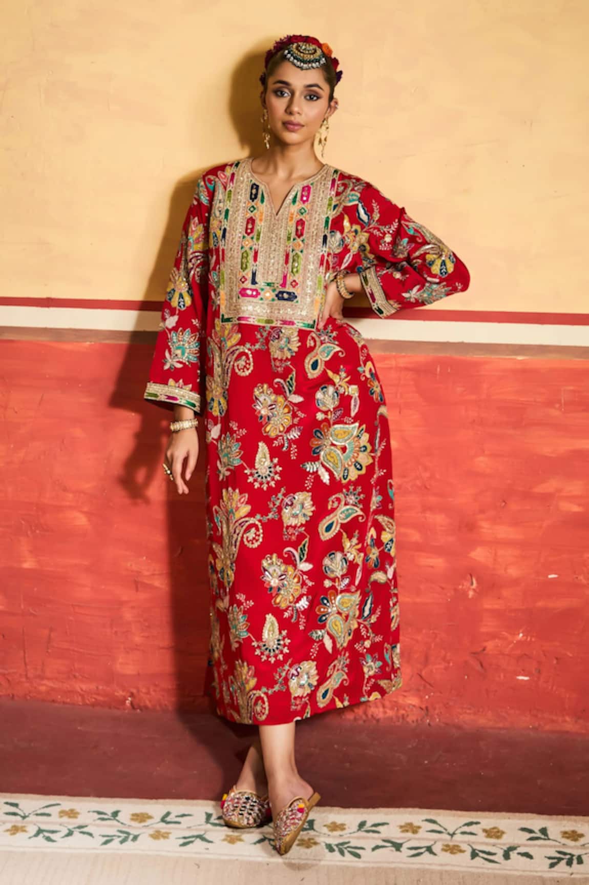 Tasuvure Indes Elizey Paisley Embroidered Kaftan