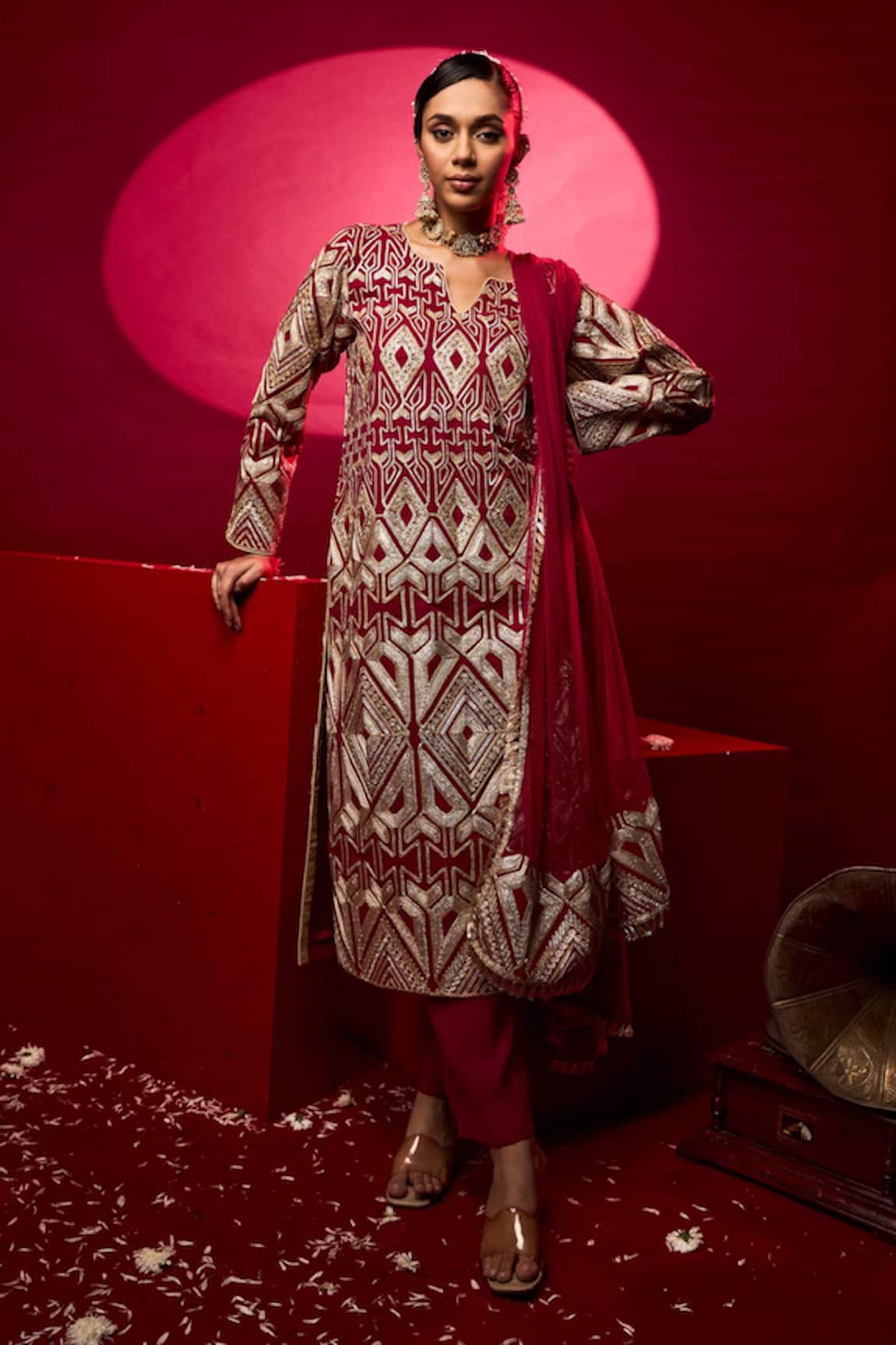 Tasuvure Indes Gulnaaz Geometric Embroidered Kurta Set