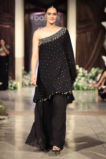 Basanti Kapde Aur Koffee Mukaish One-Shoulder Cape With Sharara 