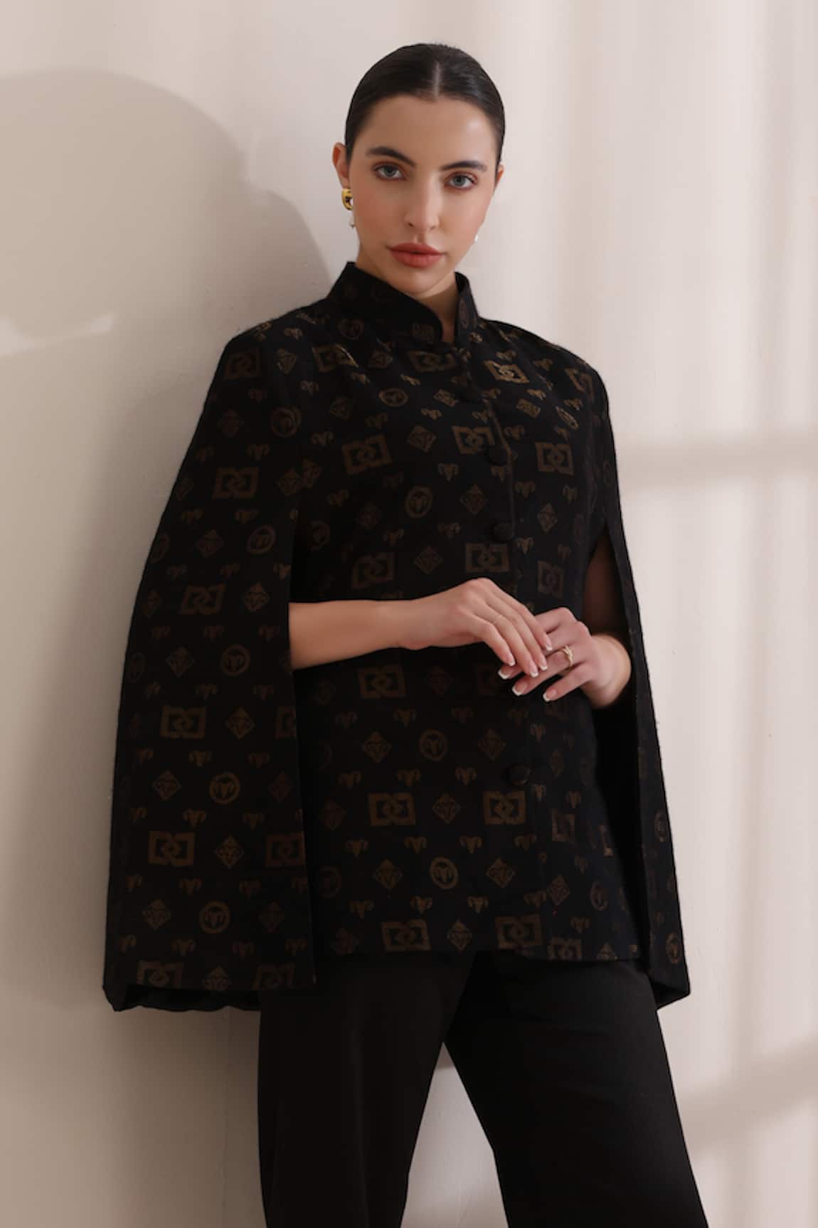 Dusala Dusala Cashmere Fine Wool Silk Zari Cape