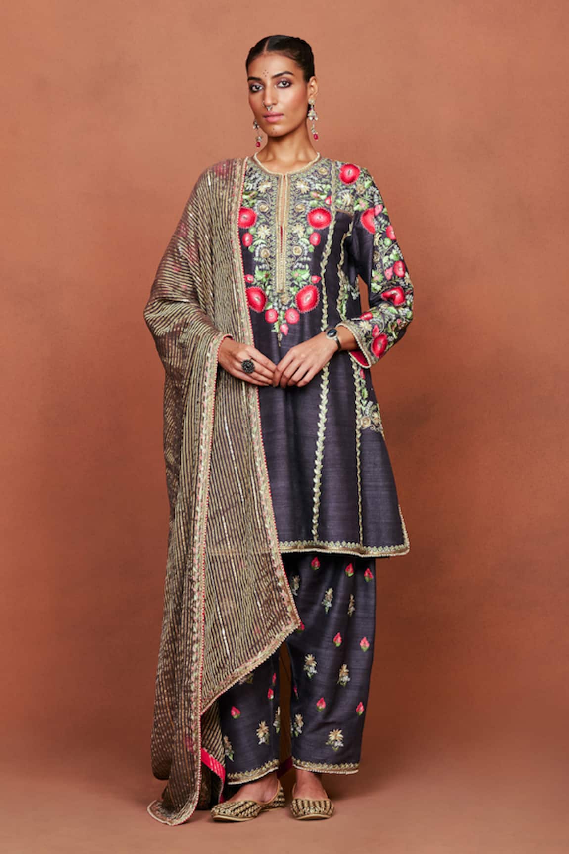Sue Mue Rahi Embroidered Short Kurta Salwar Set