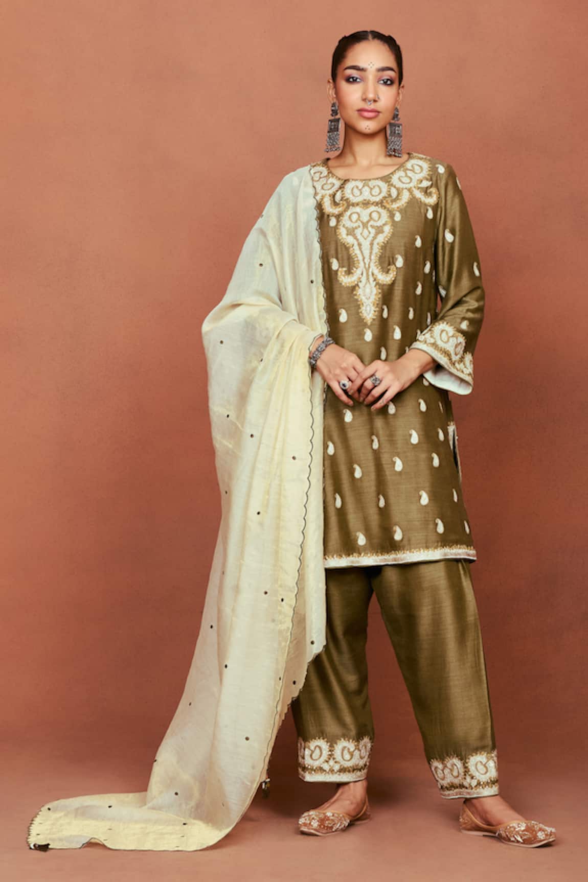 Sue Mue Nai Floral & Paisley Zari Embroidered Kurta Set