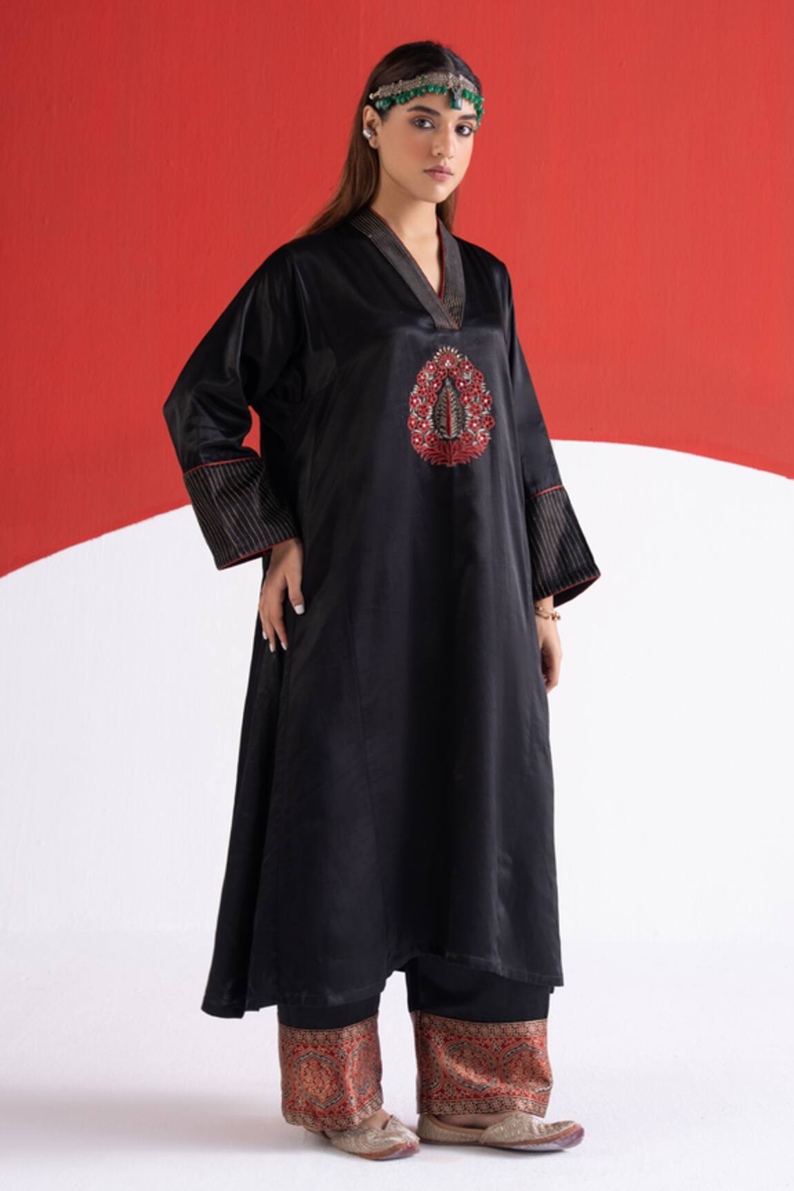 TA’Assur Nikhar Embroidered Phiran Kurta 