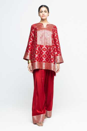 SOBARIKO Seerat Brocade Jaal Silk Kurta With Farshi Pant 