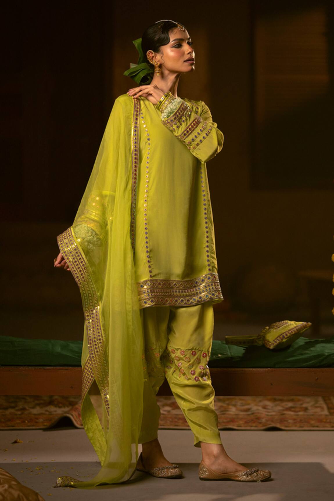 Prahnaaya Veere Embroidered Kurta Set 