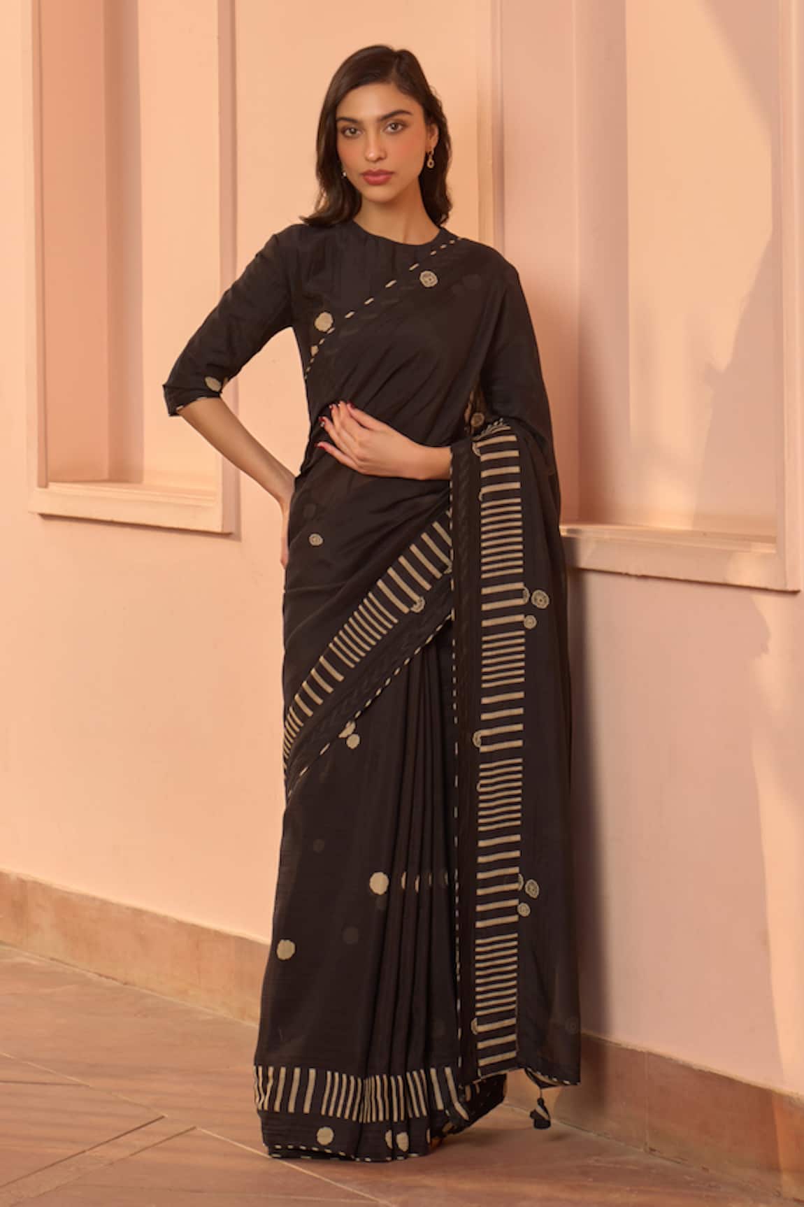 Vaayu Noir Printed Saree With Blouse 