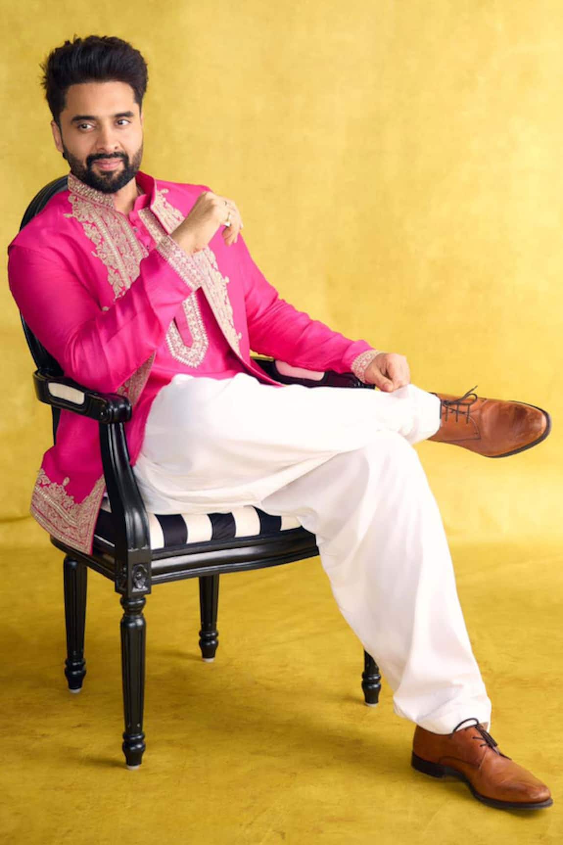 Gopi Vaid Nasir Thread Embroidered Bundi & Kurta Set 