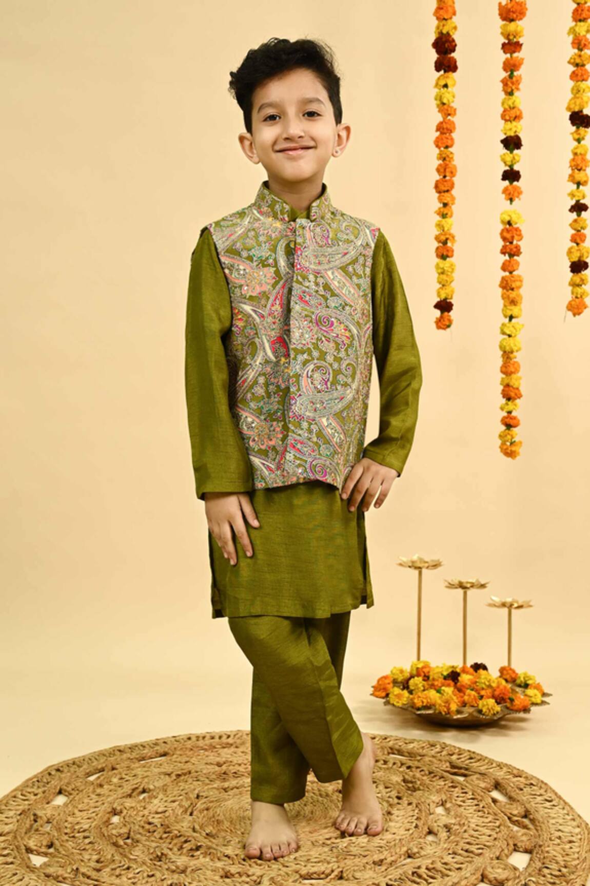 Taber Tikri Zari Embroidered Bundi & Kurta Set 