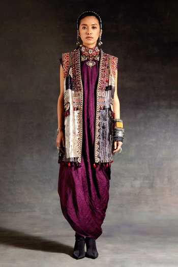Aseem Kapoor Ruhi Embroidered Sleeveless Velvet Jacket 