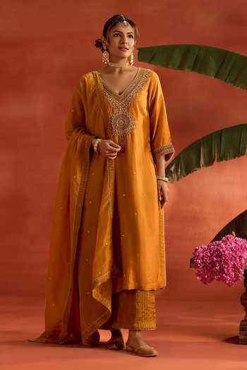 Kritika Dawar Gulzar Hand Embroidered Straight Kurta Set 