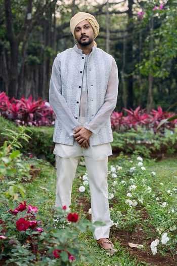 Itrh Zoravar Embroidered Bundi & Kurta Set 