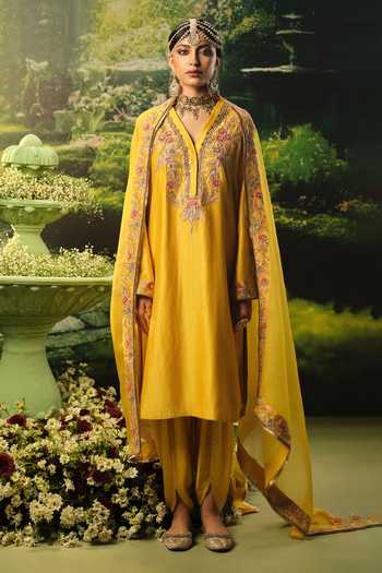 Priyaa Raya Embroidered Kurta Set 
