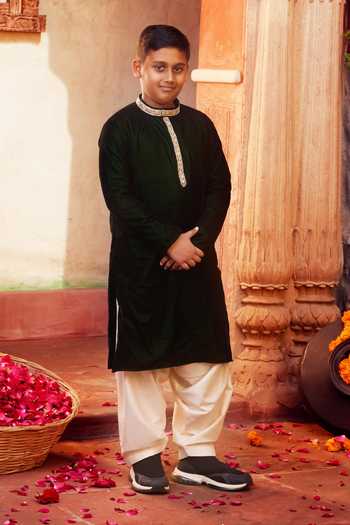 Chotibuti Velvet Kurta & Pyjama Set 