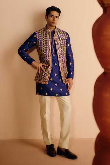 Amaare Arthav Embroidered Bundi & Kurta Set