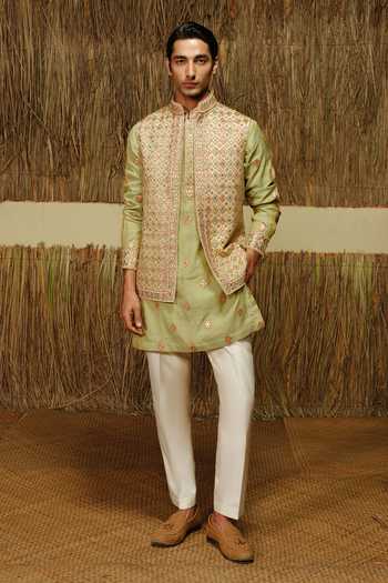 Amaare Simar Embroidered Bundi & Kurta Set