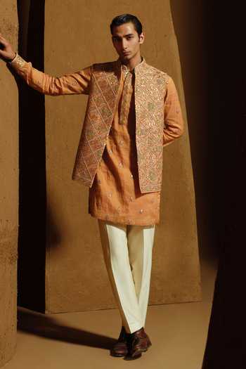 Amaare Aliya Embroidered Bundi & Kurta Set