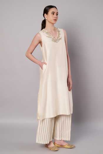 Doux Amour Bloom Embroidered Kurta & Pant Set 