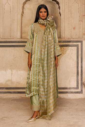 Charu Makkar Fariya Embroidered Kurta Set 