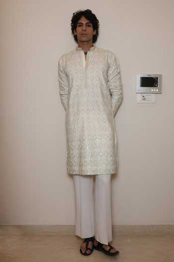 Dev Ki Raha Dhaaga E Zar Embroidered Kurta Set 