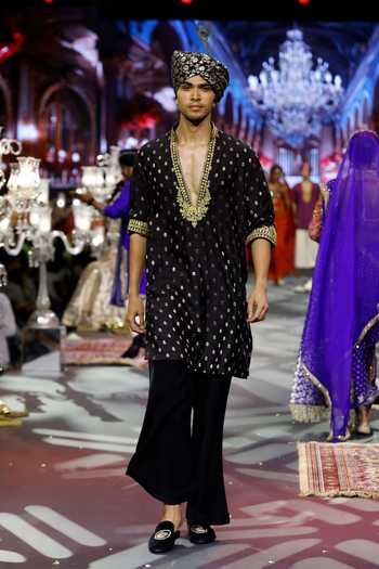 Itrh Zarvansh Noir Kurta Set 