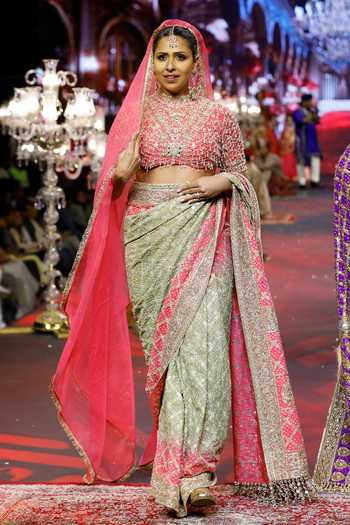 Itrh Gulnaar Ombre Saree Set 