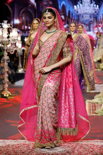 Itrh Gulrukh Ombre Saree Set 