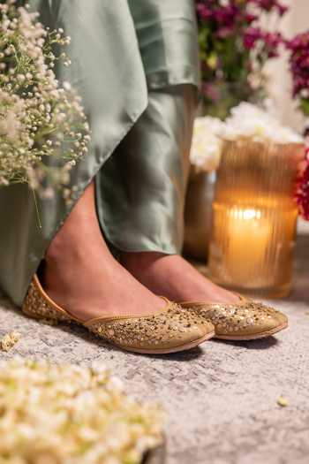 Coral Haze Ishreen Hand Embroidered Juttis 