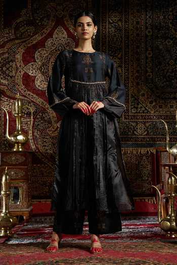 17:17 By Simmi Saboo Black Floral Embellished Kurta Set 