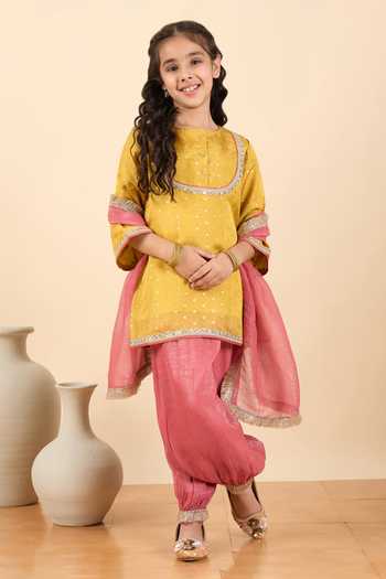 StyloBug Scallop Lace Kurta Set  