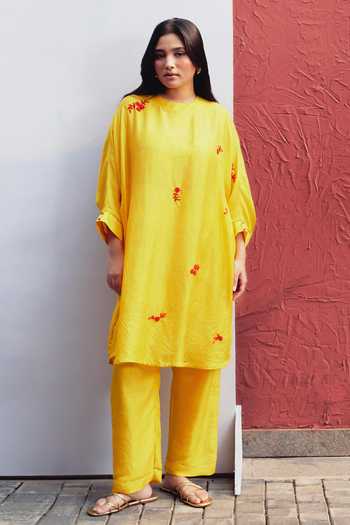 Kavya Singh Kundu Mukhi Hand Embroidered Kurta & Pant Set 