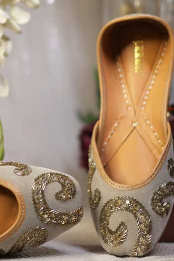 Kurrbat Shadows Velvet Embroidered Juttis 