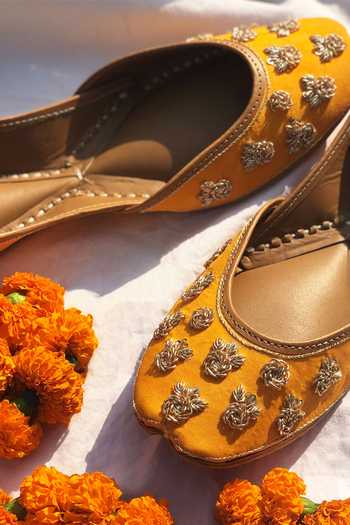 Kurrbat Apricot Embellished Juttis 
