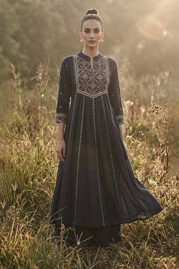 Basanti Kapde aur Koffee Noir Luxe Phulkari Kurta Set 