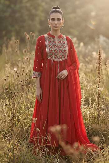 Basanti Kapde aur Koffee Crimson Phulkari Kurta Set 