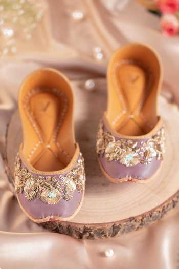 House of Vian Alizeh Embroidered Juttis