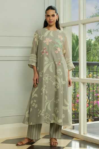Vaayu Slate Thread Embroidered Kurta & Pant Set 