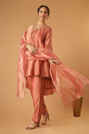 Vinusto Border Embroidered Kurta Set 