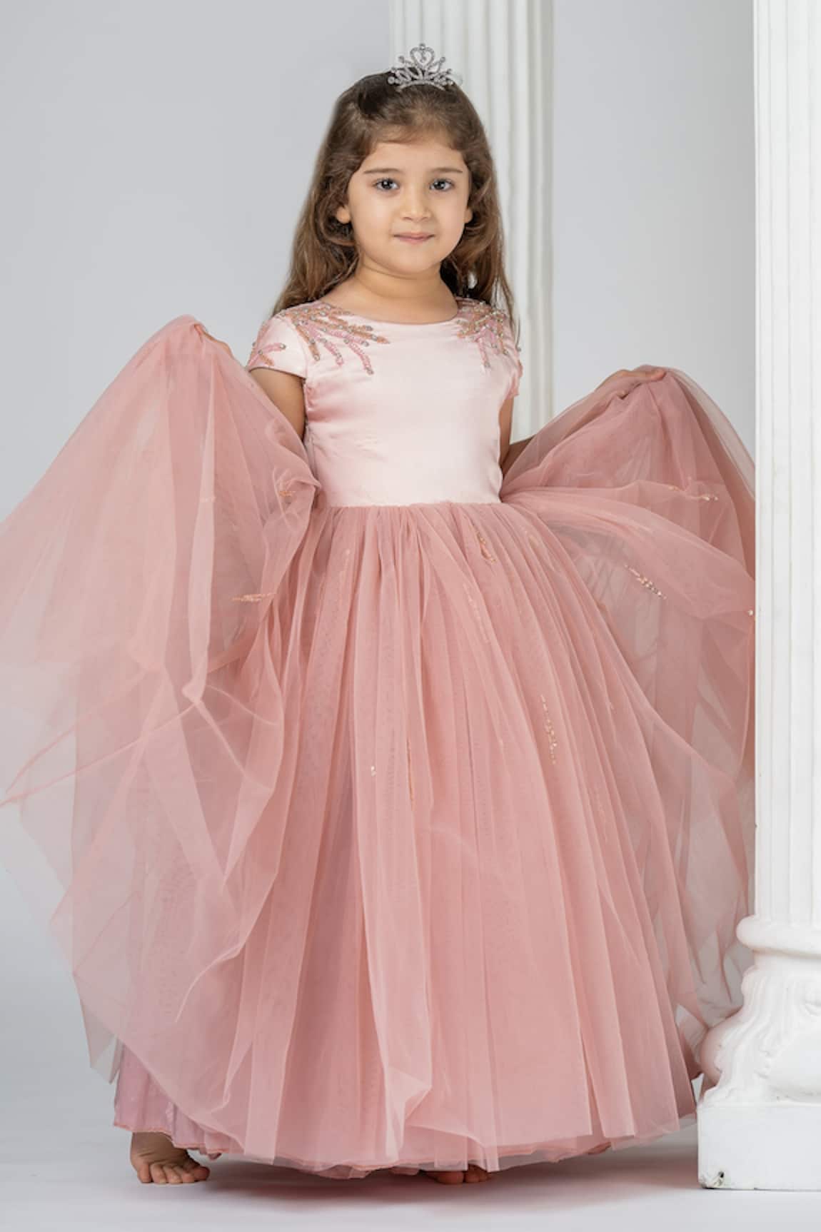 Dusty pink princess gown with 3D floral embroidery | L´ANISÉ Frankfurt