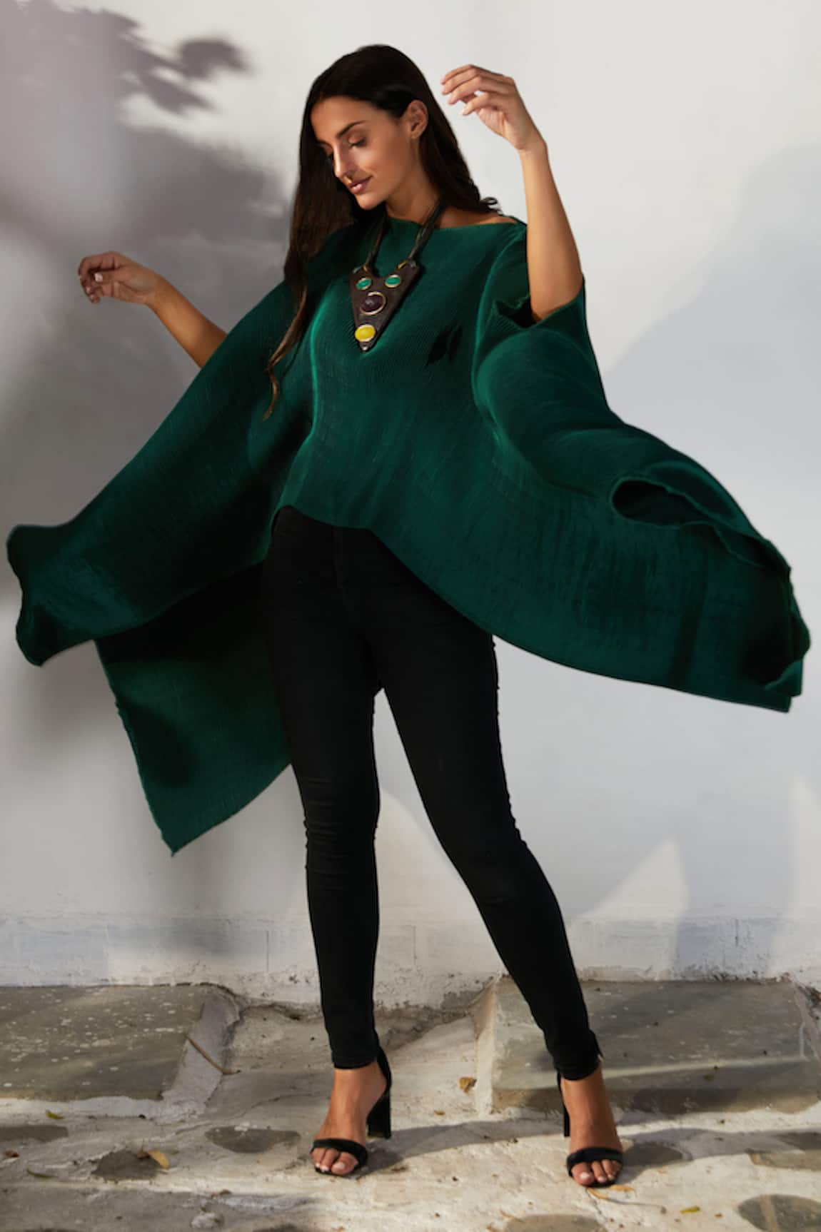 Tasuvure Pleated Asymmetric Cape