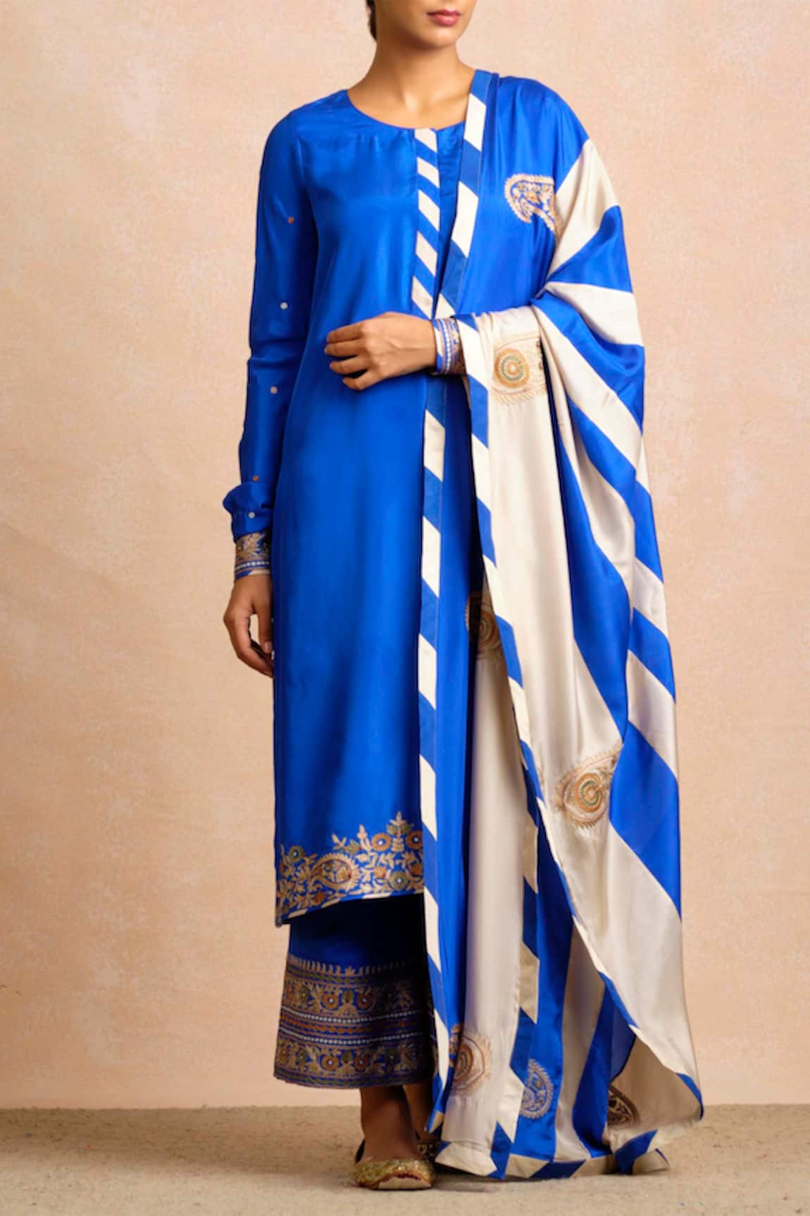 Sue Mue Embroidered Kurta & Palazzo Set 